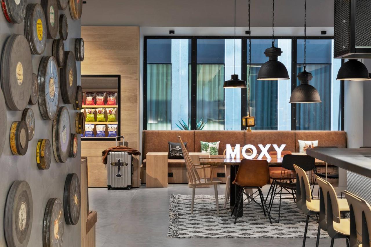 Отель Moxy Lyon Airport Коломбье-Сонье Экстерьер фото